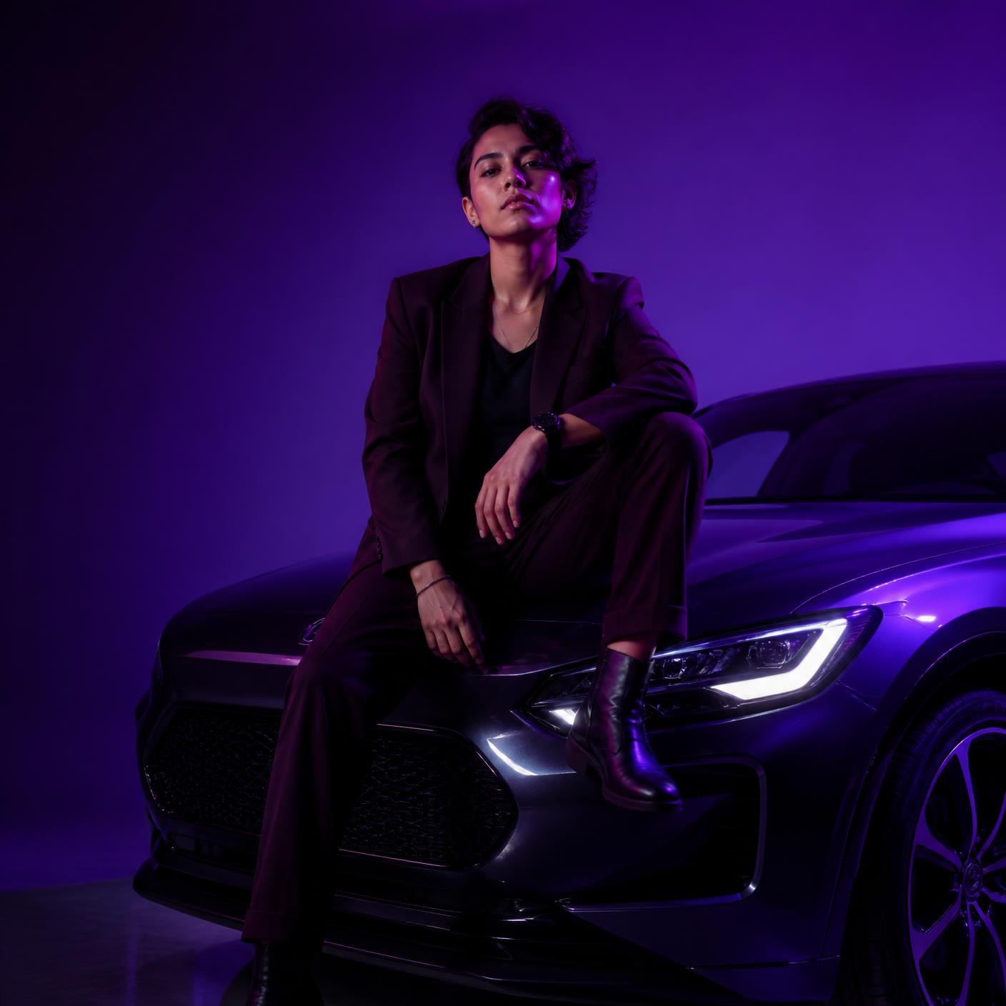 Motorista com atitude confiante ao lado do próprio carro, iluminação em roxo Auto App